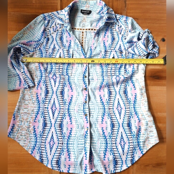 bebe~Peek-A-Boo Abstract Flowy Blouse With Cut-Outs - Picture 5 of 10